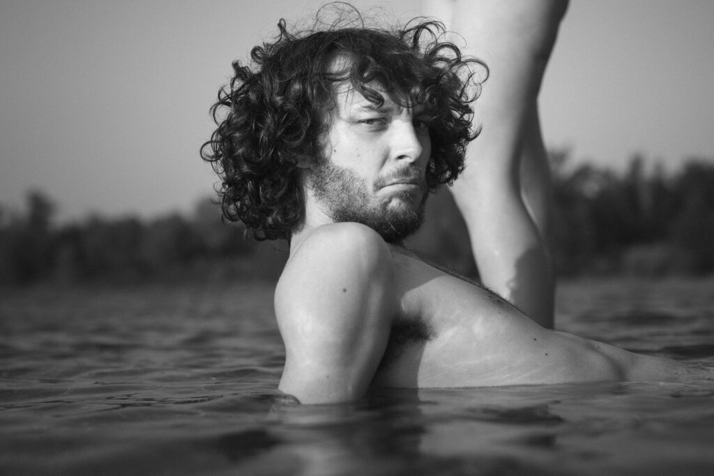 Photo de Julien juste avant la réalisation du cliché "Noyer le passé, embrasser l'avenir"