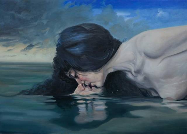 Peinture représentant une femme et un homme allongés dans l'eau et qui s'embrassent. Leurs lèvres se touchent à peine. Ils sont nus, et allongés dans l'eau. Seule une partie infime du visage de l'homme apparait. Son corps étant sous l'eau.