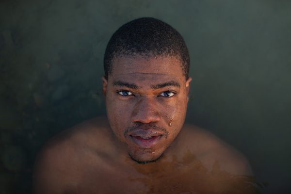 berceau-des-larmes-yeux-fixes