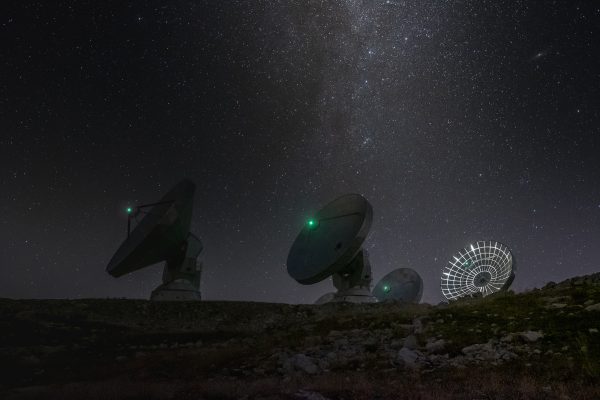 Radiotélescopes à interféromètre du Plateau de Bure sous la Voie Lactée